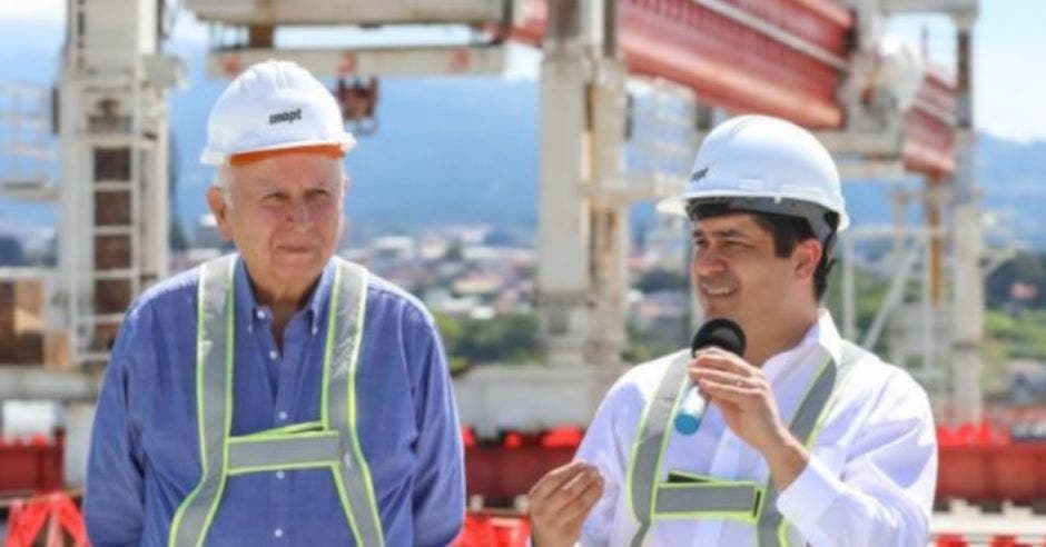 Rodolfo Méndez, ministro del MOPT y presidente Carlos Alvarado.