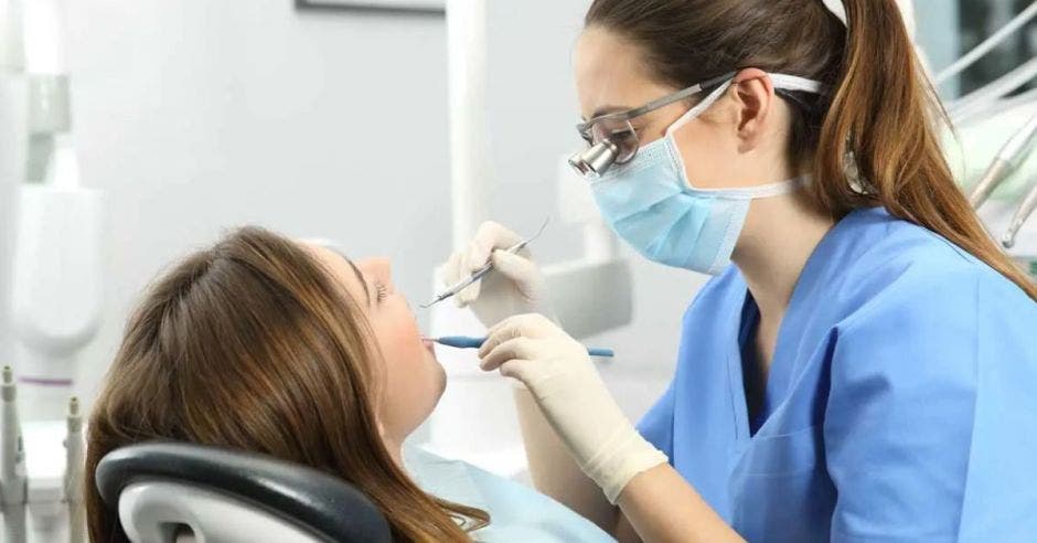 paciente atendida por una dentista