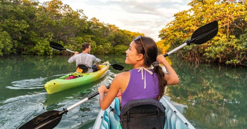 Pareja en kayak juntos en el manglar