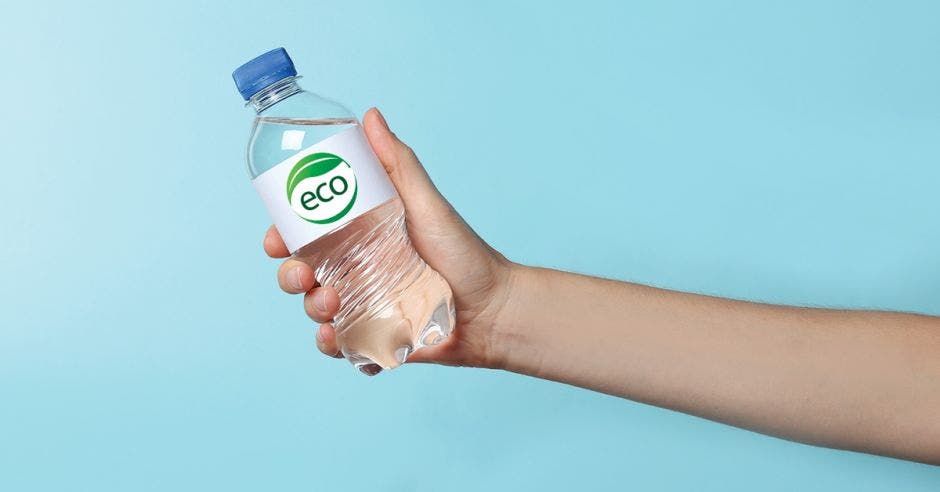 una persona sostiene una botella de agua con una etiqueta que dice eco