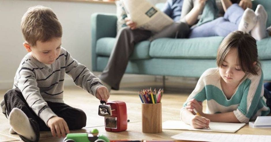 niños jugando en la sala de la casa