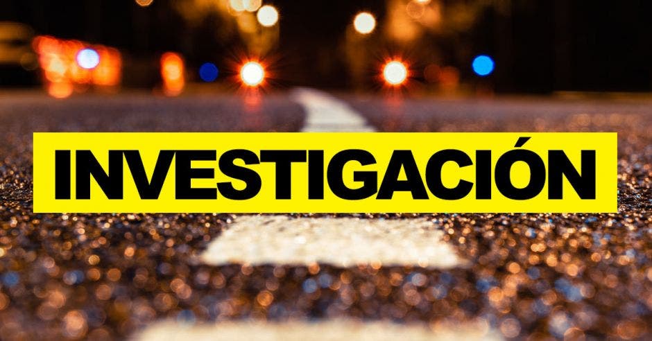 Cinta amarilla que dice investigación con una carretera de fondo