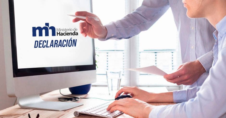 Personas en computadora haciendo declaración de Hacienda