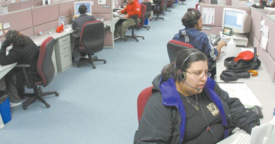 Mujer trabajando en una empresa de servicios