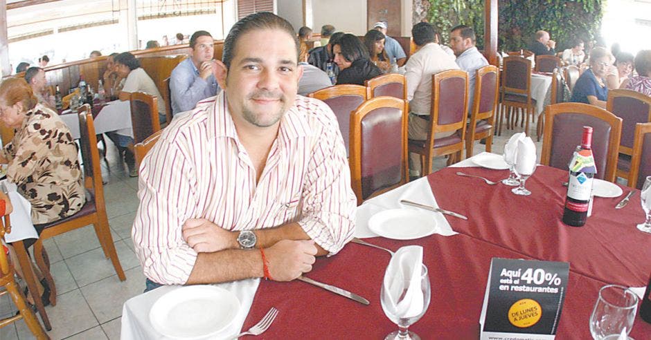 Persona sentada en una mesa de un restaurante