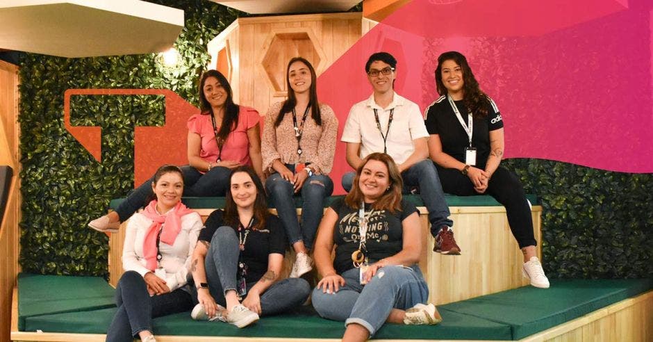 hombre y mujeres jóvenes empleados de Teleperformance