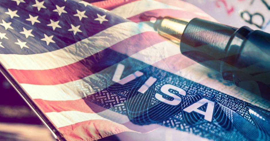 un lapicero sobre la imagen de una visa de los estados unidos