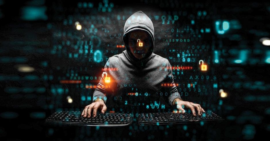 Hacker realizando un ataque informático