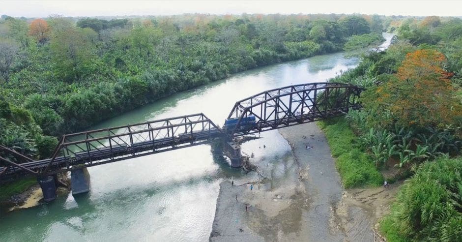 un puente de hierro atraviesa un canal