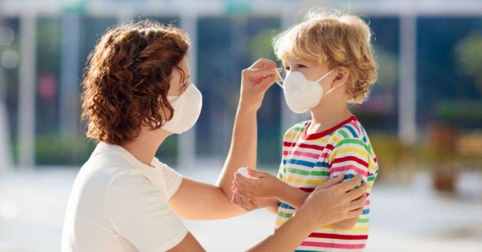 madre con su hijo, ambos con mascarilla