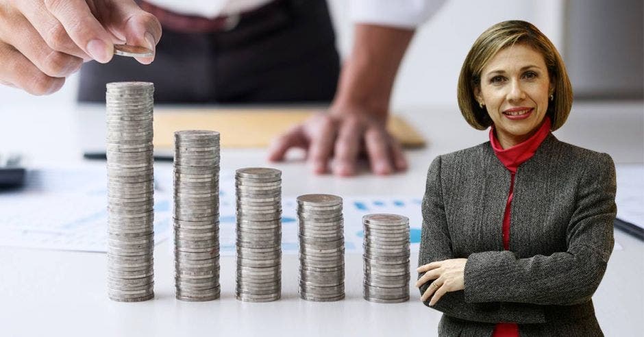 Mujer de traje frente a monedas