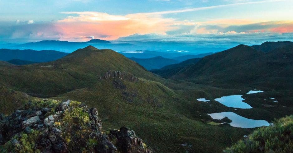 una montaña con lagunas. Atardecer en el cerro chirripó.