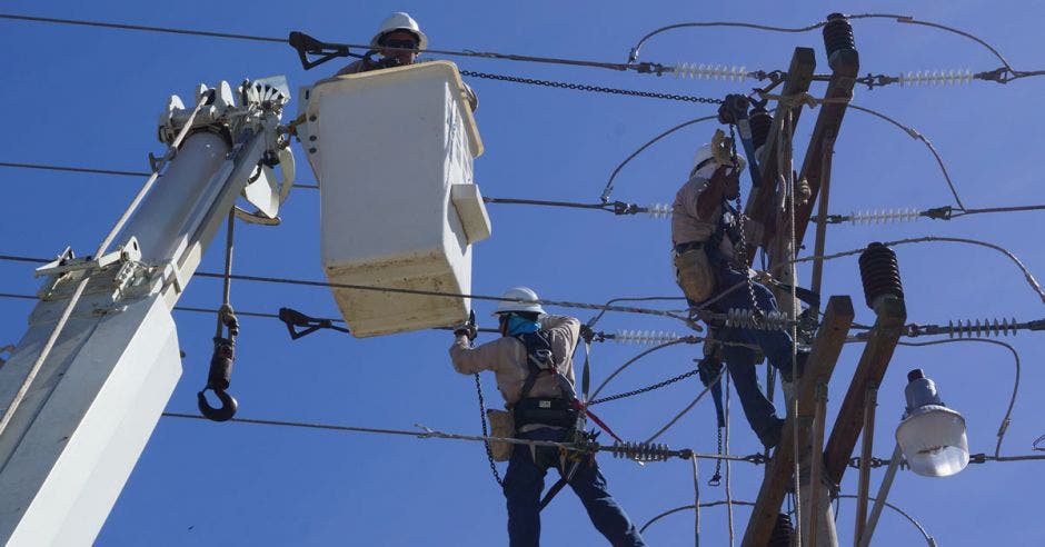 Trabajadores de las cooperativas eléctricas instalando cables del tendido eléctrico