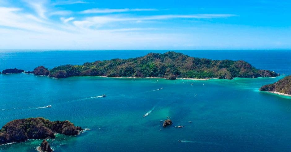 una isla con abundante vegetación