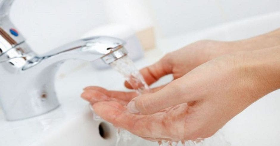 mujer lavándose las manos