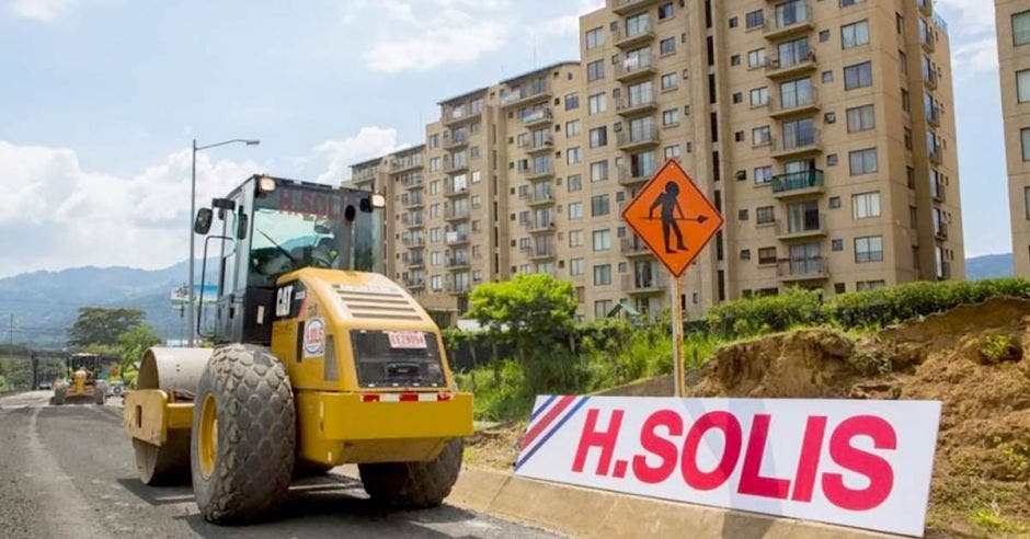 Maquinaria de H Solís en la carretera de Circunvalación