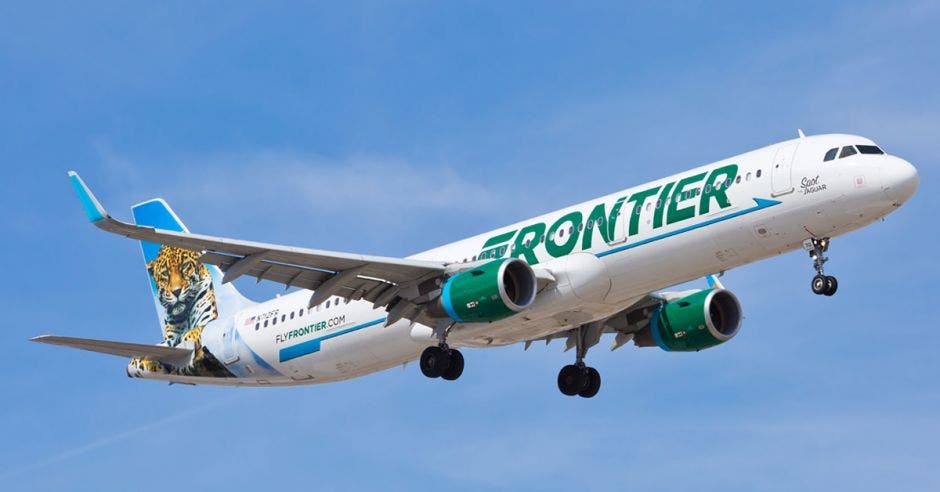 un avión blanco con las letras frontier escritas en uno de sus costados