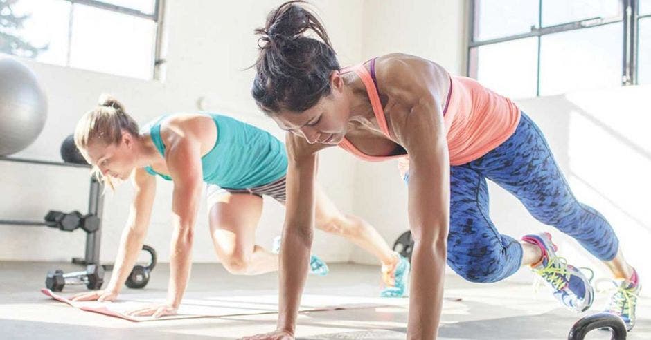 dos mujeres haciendo ejercicio