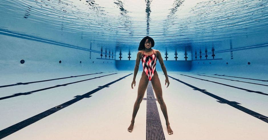 natación mujer negra