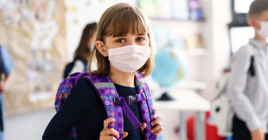 niña con mascarilla en la escuela