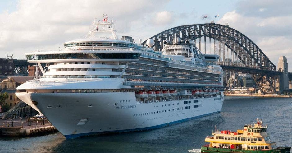 un crucero blanco atravesando el mar