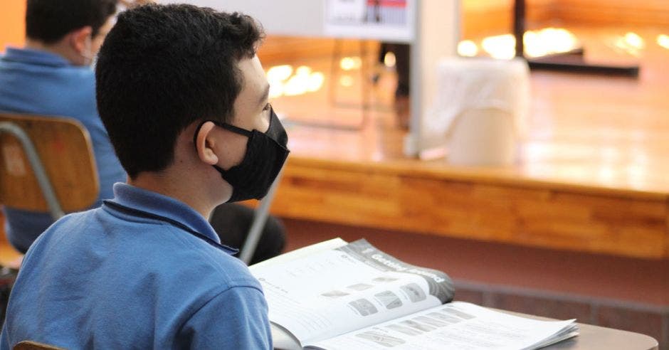 joven con mascarilla en clases