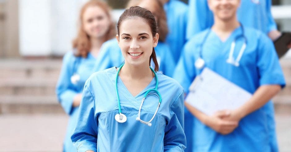 doctores con gabacha y estetoscopio