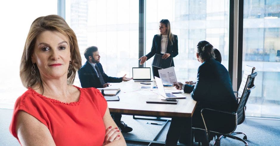 Mujer de rojo frente a grupo de personas