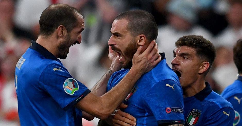 Leonardo Bonucci celebra el gol de Italia