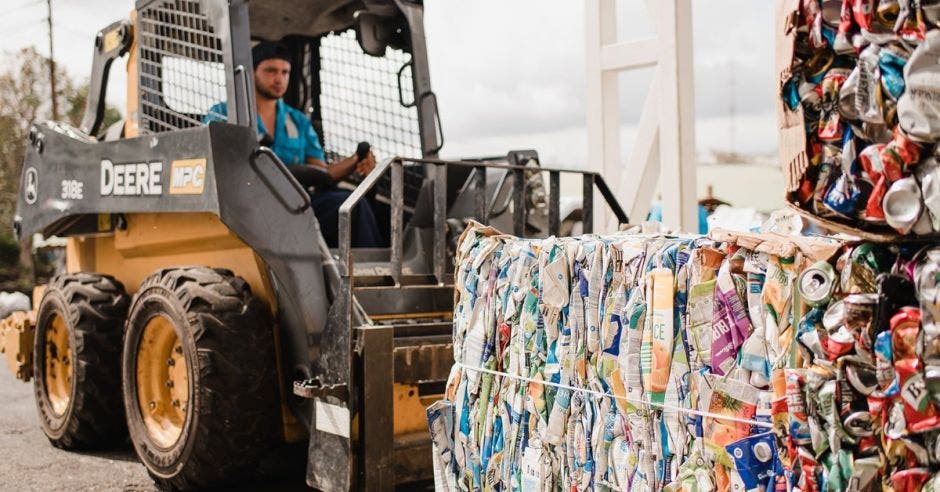 Hombre en camión de reciclaje