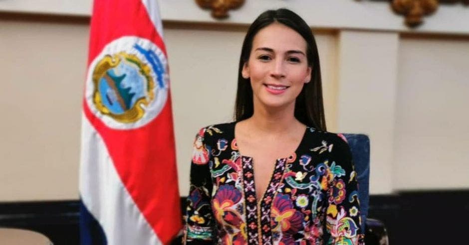 Mujer frente a bandera