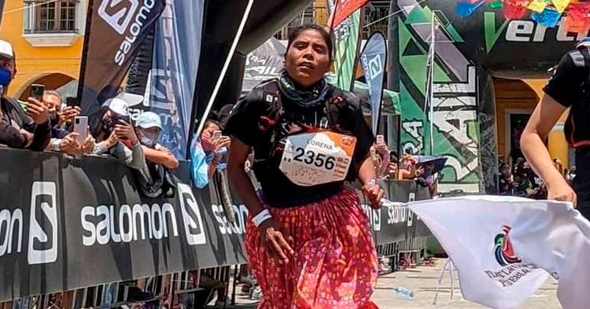 Con vestido largo y zapatillas, mujer indígena gana Ultra Maratón de 63  kilómetros