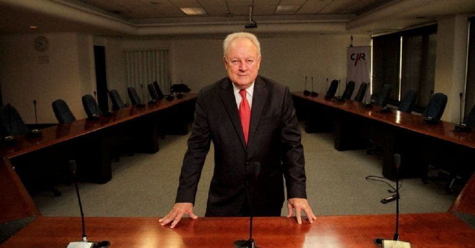 Hombre de traje en sala de conferencias