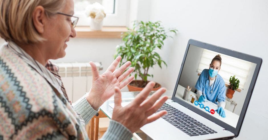 adulta mayor recibiendo una consulta virtual