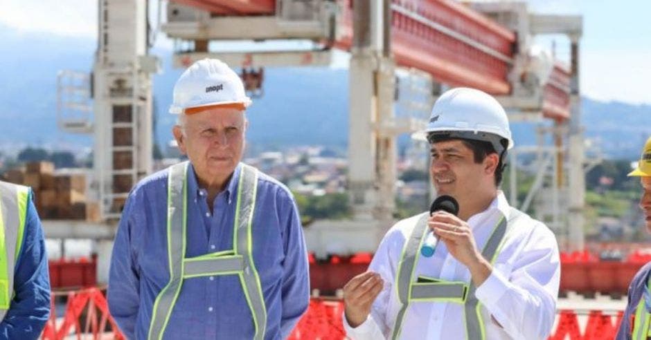 Rodolfo Méndez, ministro del MOPT, y presidente Carlos Alvarado.