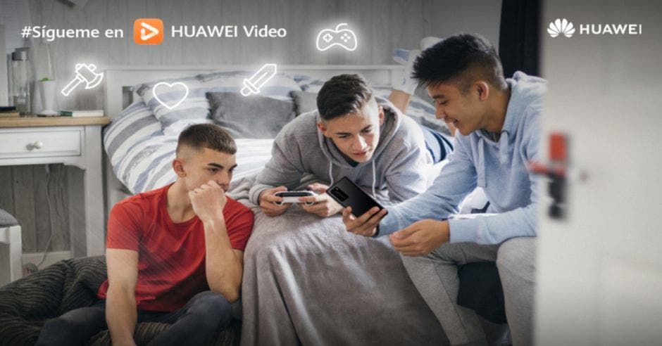 Jóvenes viendo Huawei Video