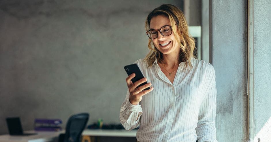 Mujer utilizando teléfono celular