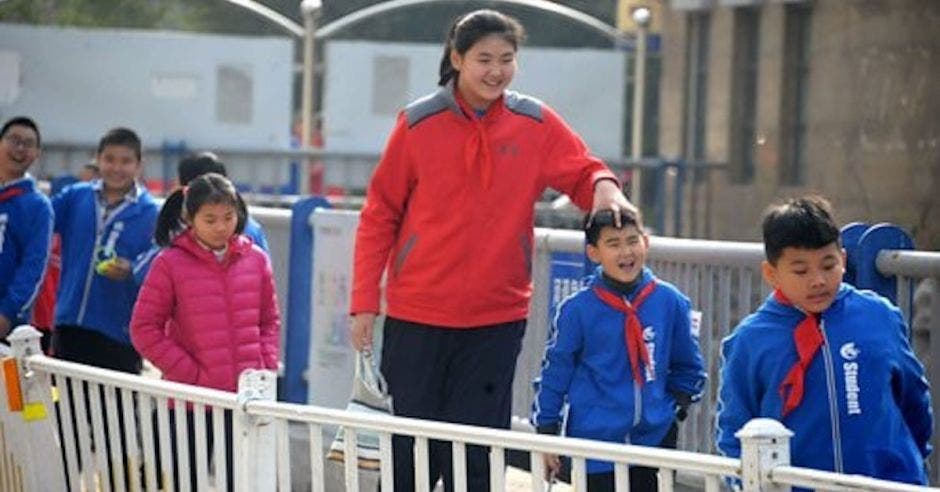 Video) Niña de 14 años que mide 2,26 metros es la nueva sensación del baloncesto