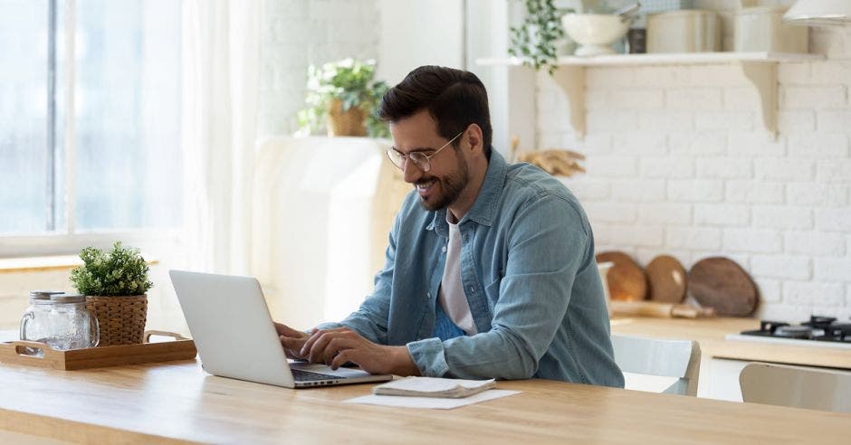 Joven teletrabajando en su casa