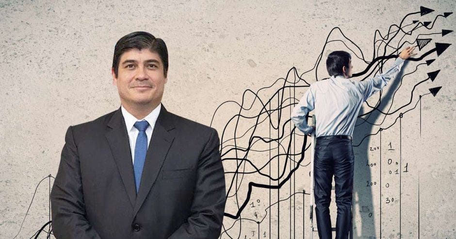 Carlos Alvarado frente a arte de persona con traje haciendo flechas en la pared