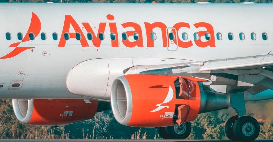 un avión blanco con ribetes rojos que dice avianca