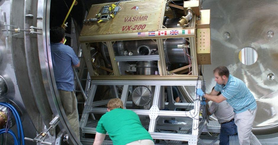 Ingenieros trabajando en el motor de plasma que impulsa la empresa Ad Astra