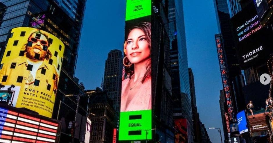 Valla de Debi Nova en Times Square