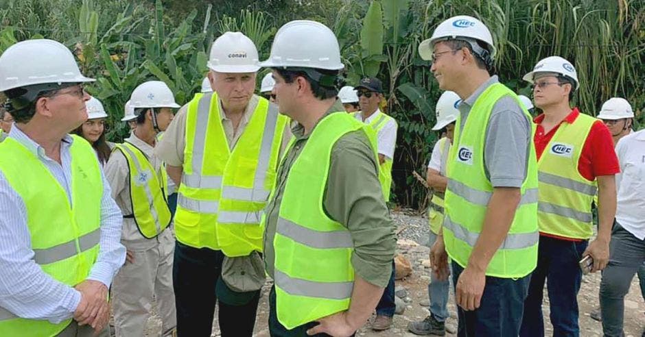 Presidente Carlos Alvarado, vicepresidente Marvin Rodríguez y ministro Rodolfo Méndez conversando con trabajadores de la empresa CHEC en una visita realizada