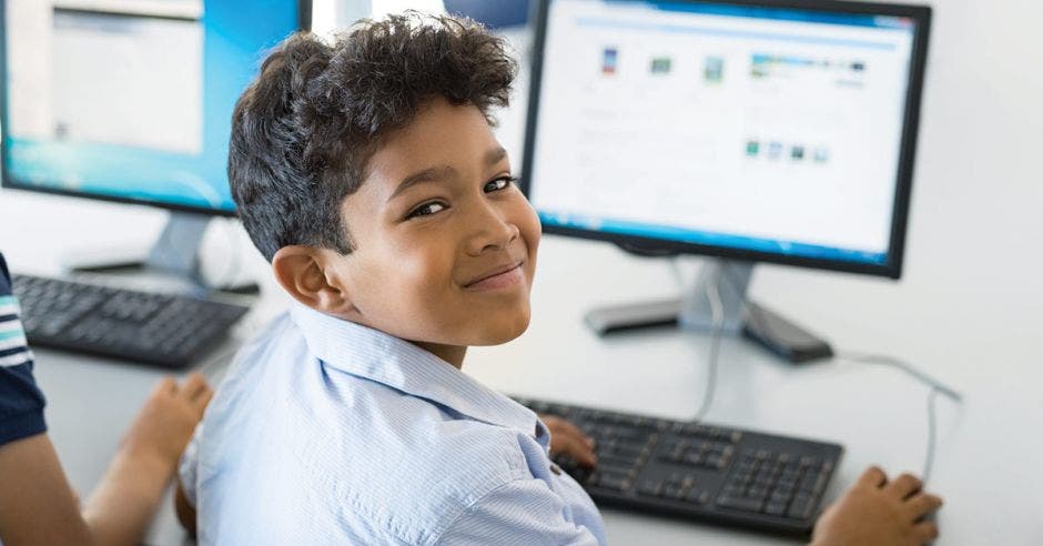 Estudiante utiliza una computadora en su centro de estudio.