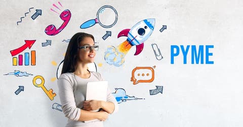 Mujer de lentes frente a dibujos y palabra pyme