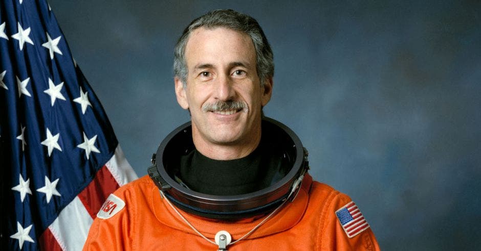 un hombre mayor de bigote con traje de astronauta