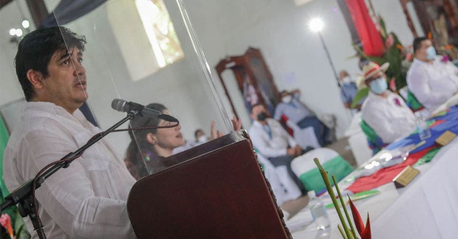 un hombre vestido con prendas blancas, da un discurso en una iglesia