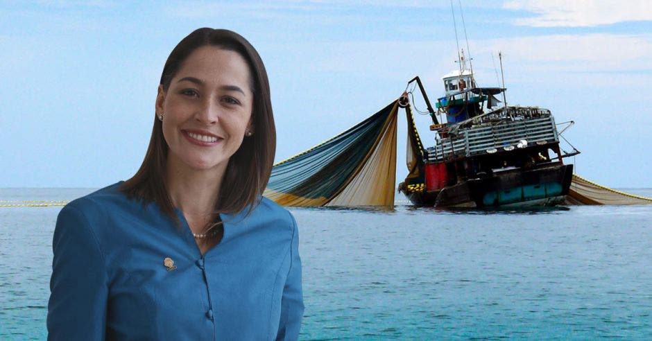 una mujer de traje azul sobre un fondo que contiene el mar y un barco atunero