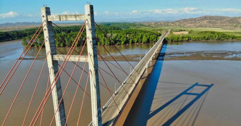 Foto aérea del puente La Amistad, en Guanacaste